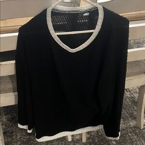 SHEIN Black and White Crew Neck Sweater
27 inches long 23 inches wide